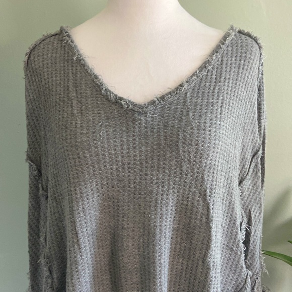 Free People Frayed Hem Oversized V Neck Gray Thermal Size Small - Picture 2 of 9